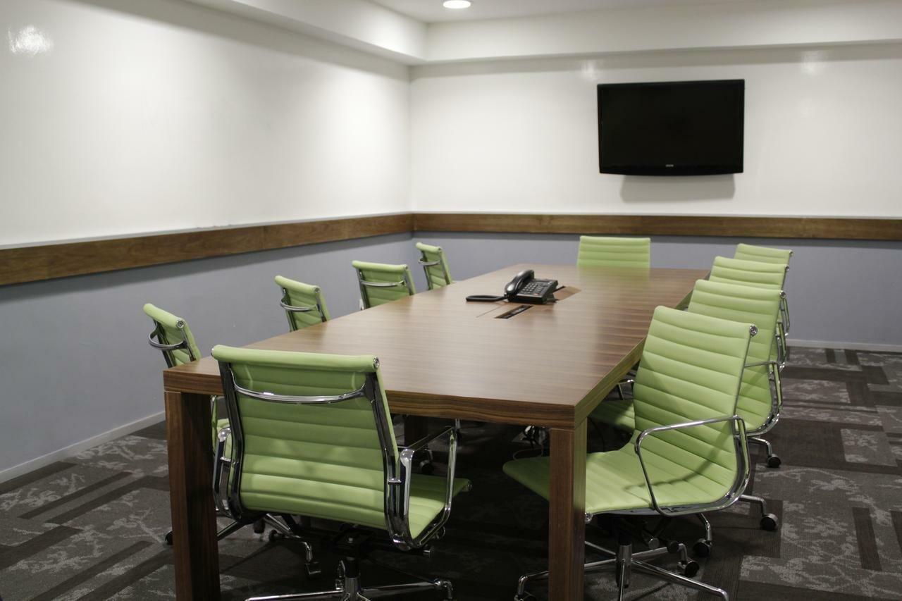Casa Inn Premium Hotel Queretaro Miranda Экстерьер фото A meeting room at the University of Westminster