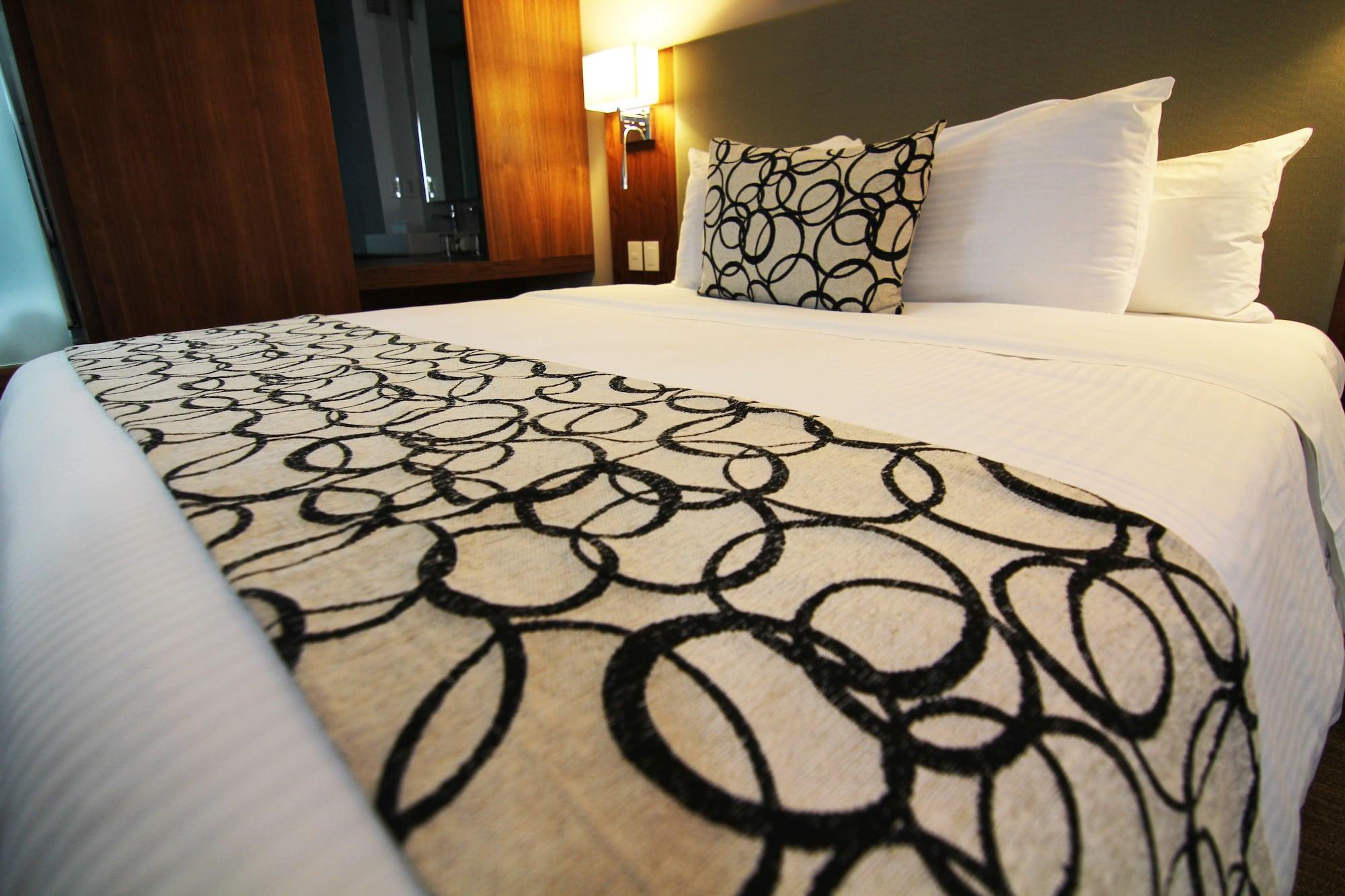 Casa Inn Premium Hotel Queretaro Miranda Экстерьер фото A bed runner
