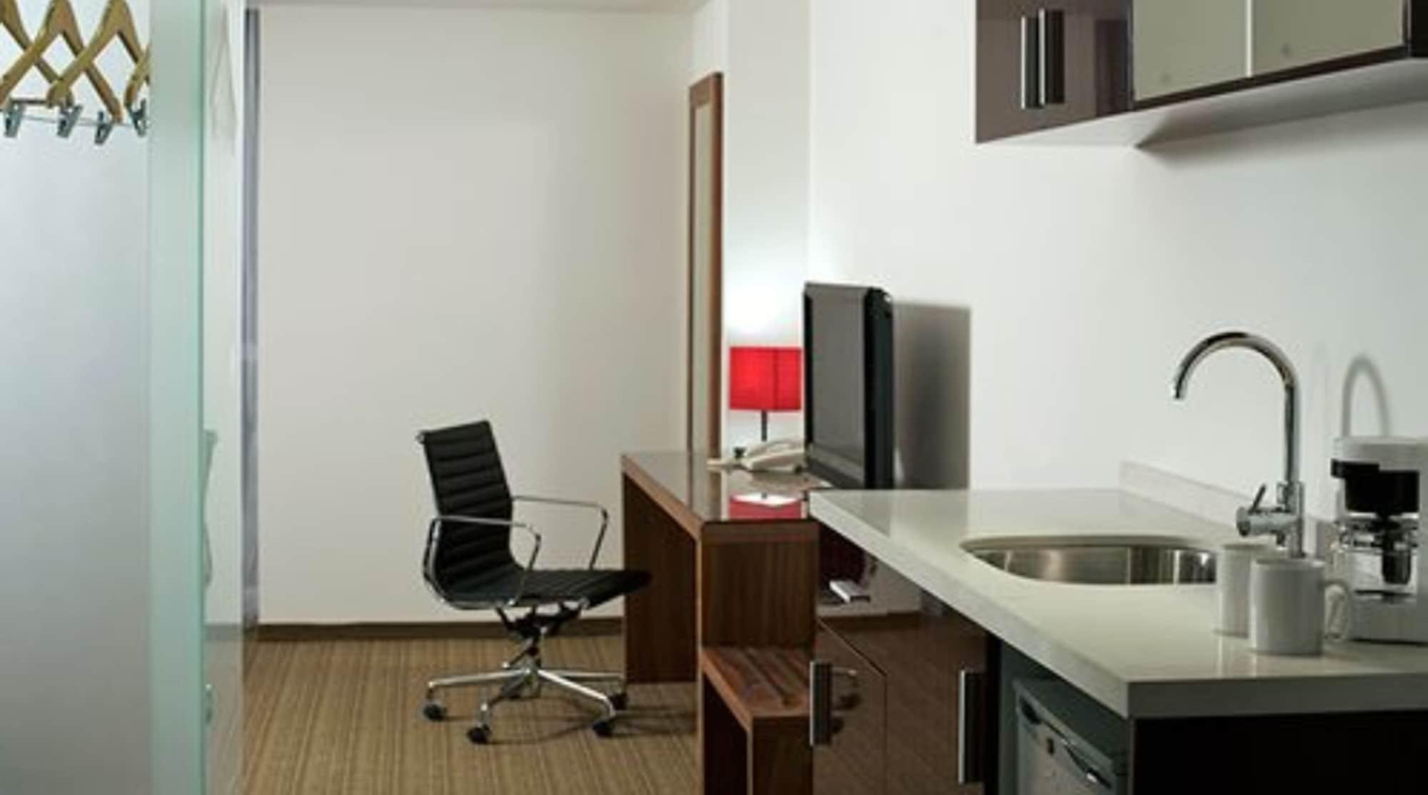 Casa Inn Premium Hotel Queretaro Miranda Экстерьер фото A typical studio apartment