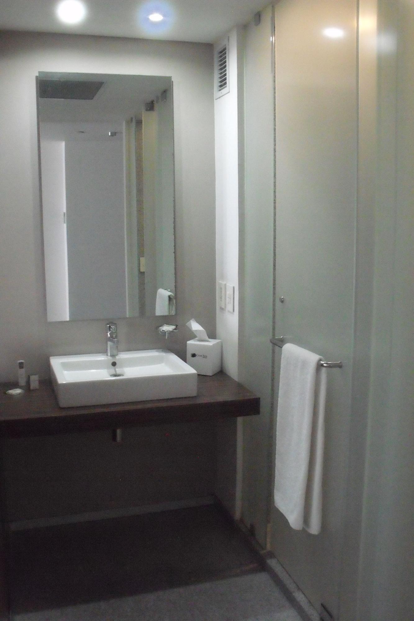 Casa Inn Premium Hotel Queretaro Miranda Экстерьер фото A bathroom in a hotel