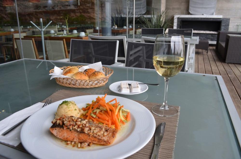 Casa Inn Premium Hotel Queretaro Miranda Экстерьер фото A meal at the restaurant