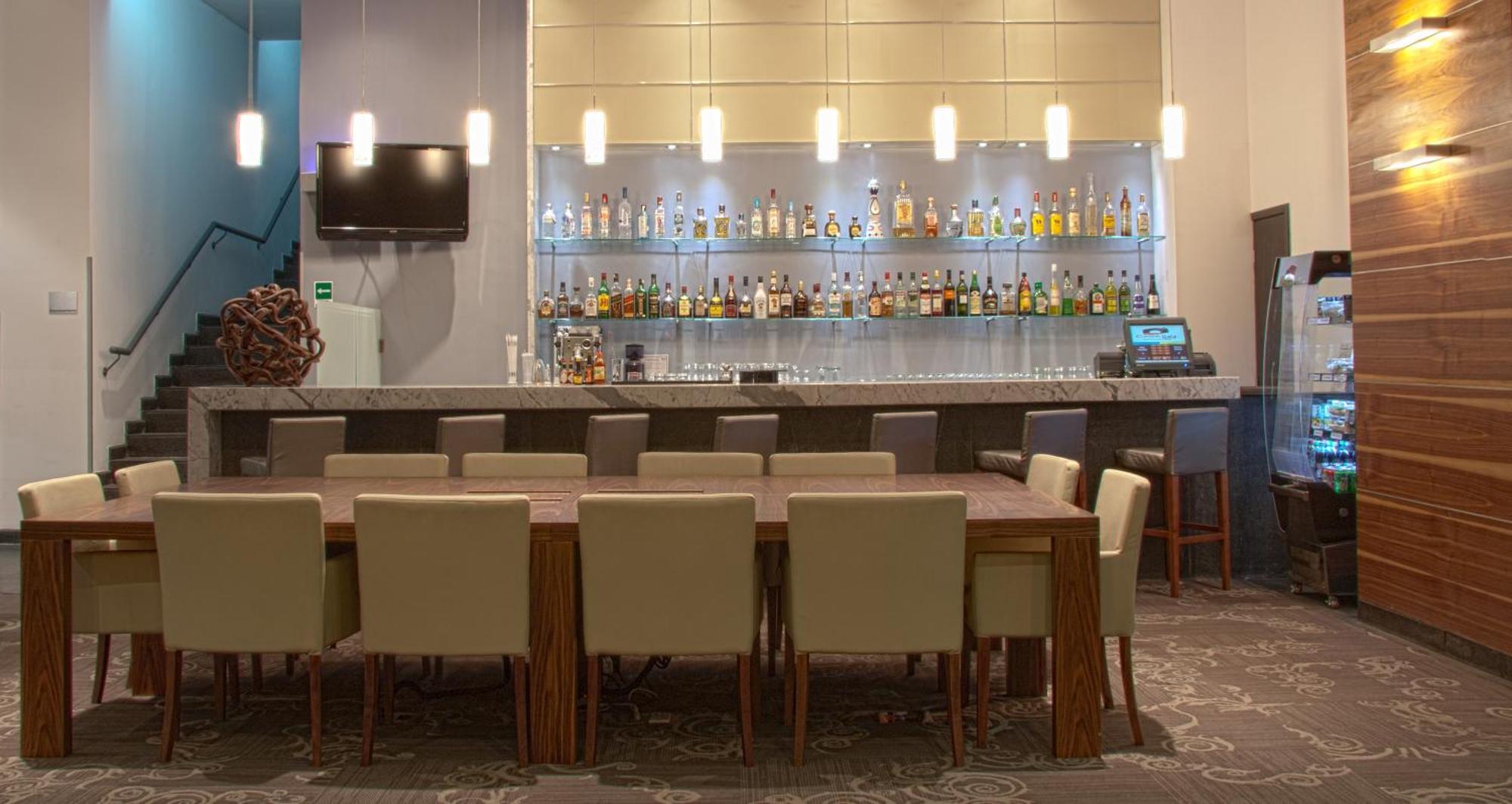 Casa Inn Premium Hotel Queretaro Miranda Экстерьер фото The bar at the lounge