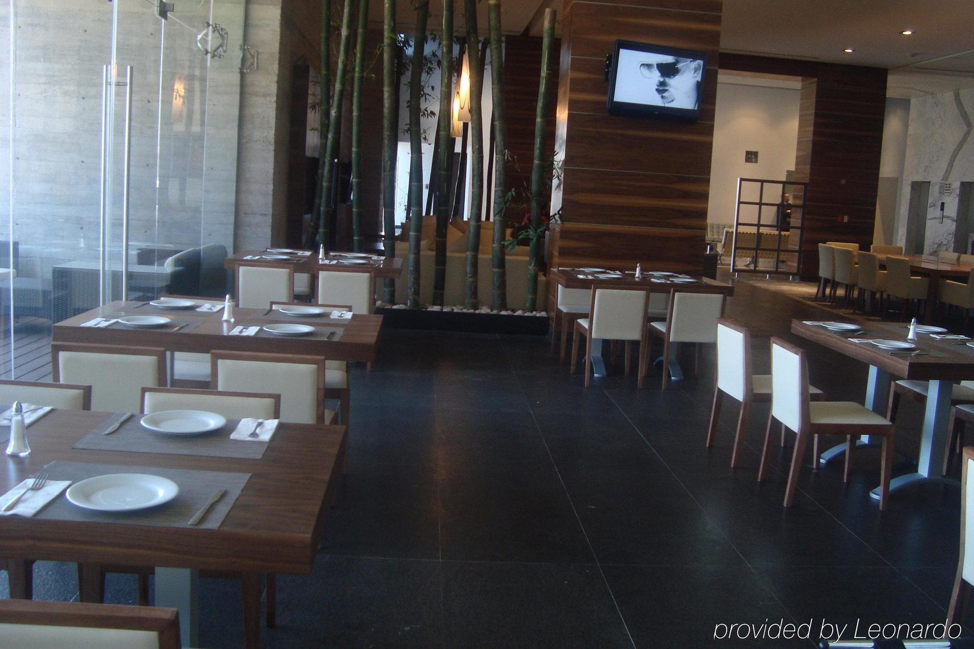 Casa Inn Premium Hotel Queretaro Miranda Экстерьер фото The interior of the restaurant