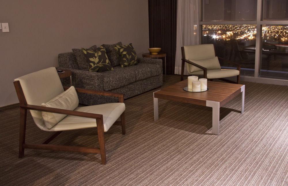 Casa Inn Premium Hotel Queretaro Miranda Экстерьер фото A room with carpet