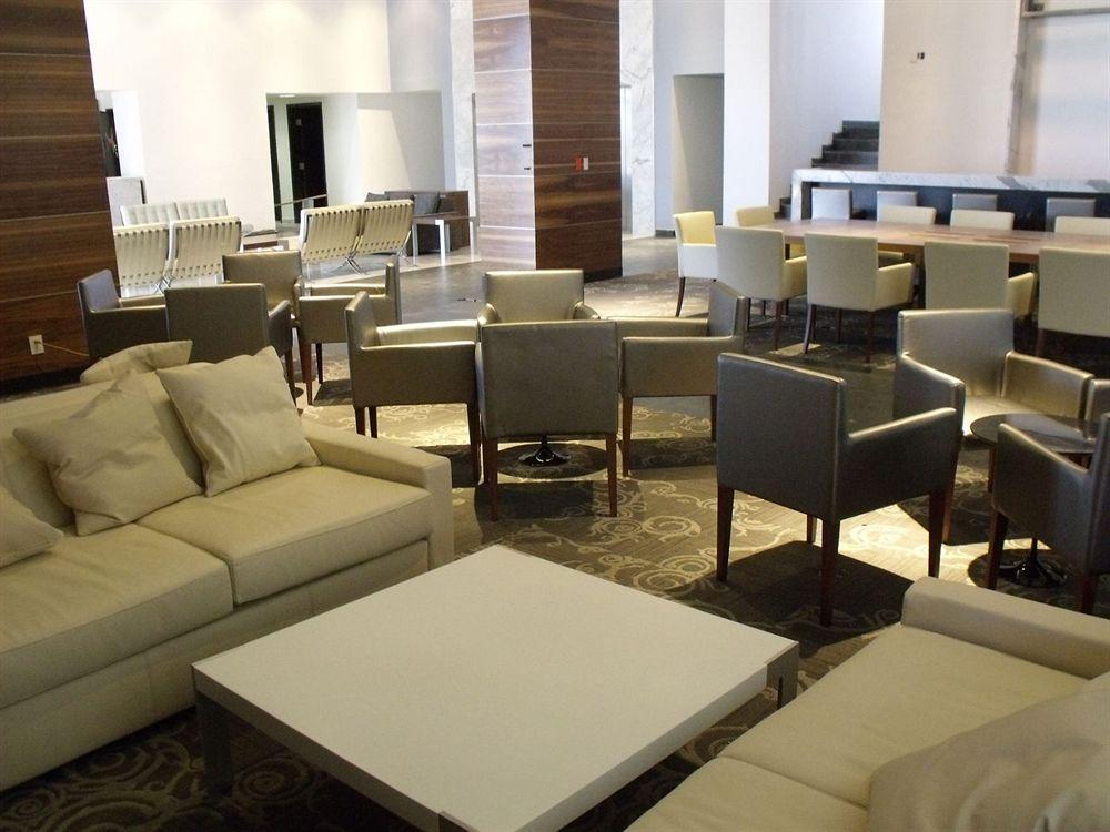 Casa Inn Premium Hotel Queretaro Miranda Экстерьер фото The lounge at the airport
